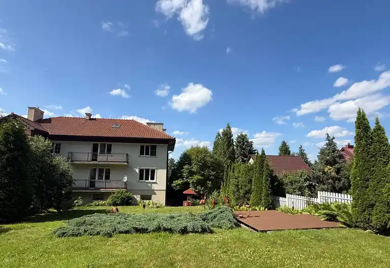 Dom w zabudowie bliźniaczej.
Funkcja mieszkalna lub biznesowa.