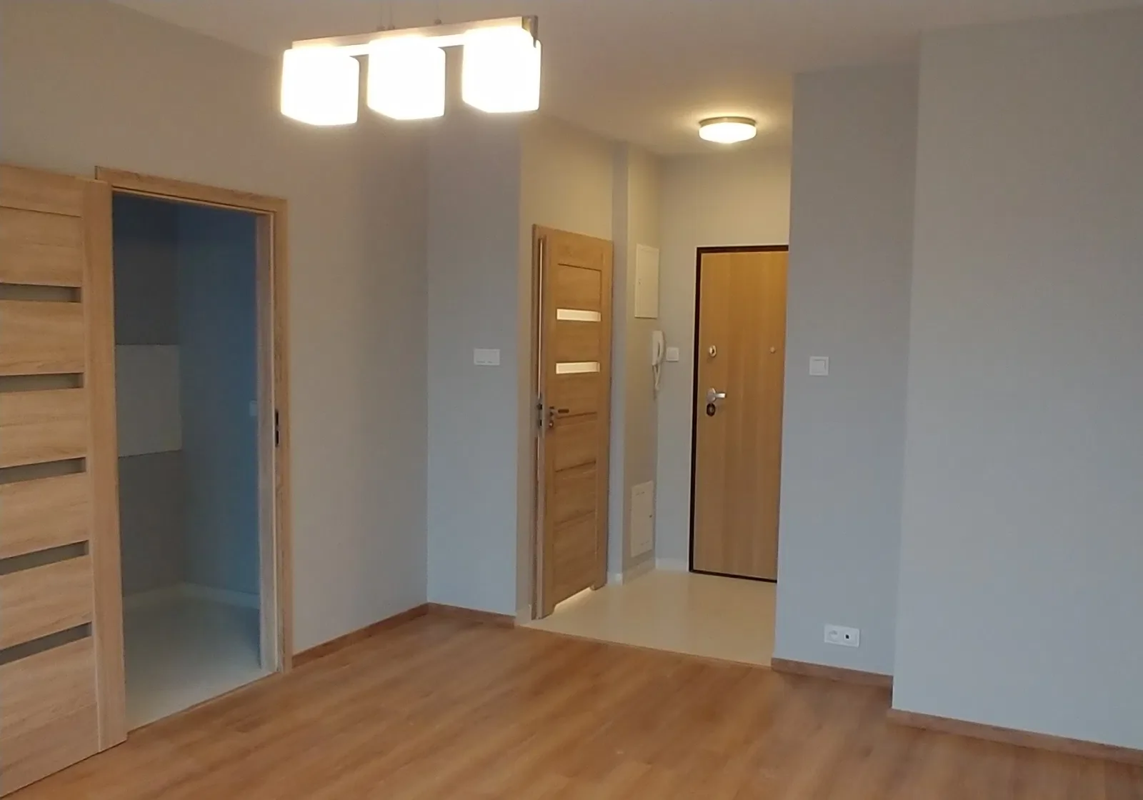 Kawalerka z oddzielną kuchnią, loggią i garażem - zdjęcie 6