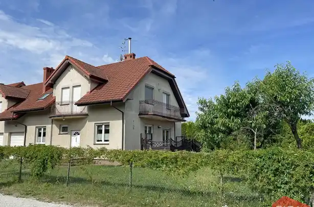 Wygodny dom z dużym ogrodem i garażem - zdjęcie 2
