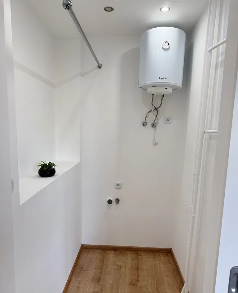 Kawalerka w centrum z garderobą - zdjęcie 5