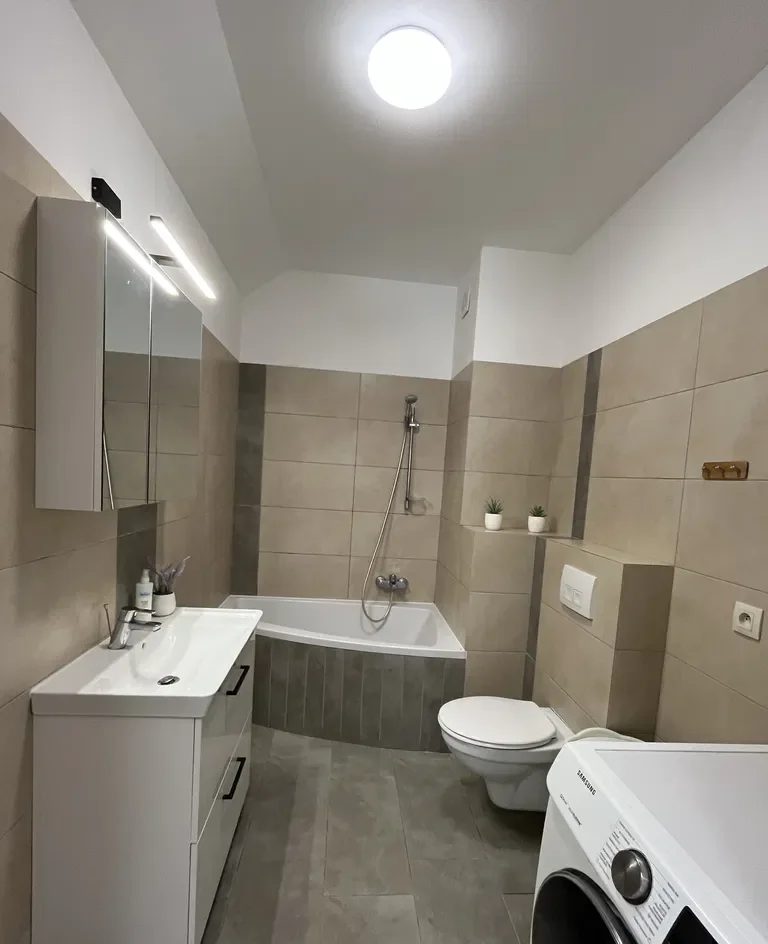 Salon z aneksem, 3 sypialnie i taras. Kameralny, bezczynszowy budynek. - zdjęcie 4