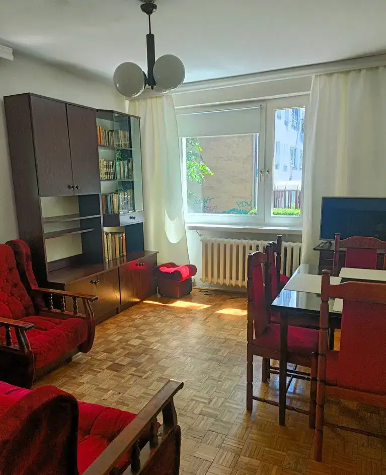 Mieszkanie 3-pokojowe na parterze.
