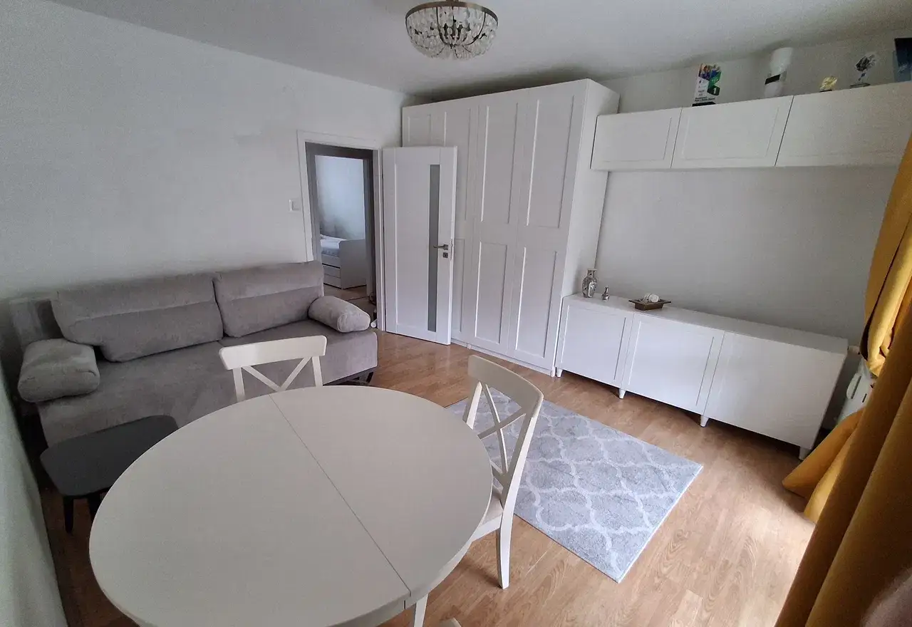 Wynajem mieszkania z balkonem w Jarotach - zdjęcie 7