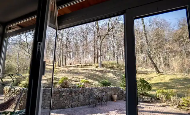 Budynek wolnostojący 540 m2 z garażem i dużym ogrodem przy lesie - zdjęcie 2