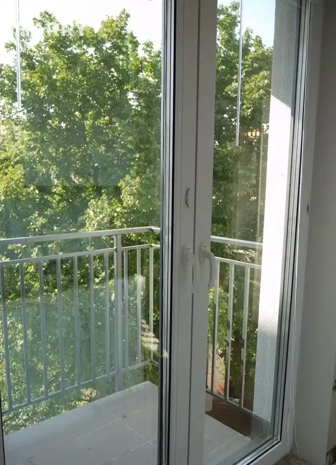 Obszerna kawalerka w centrum. - zdjęcie 9