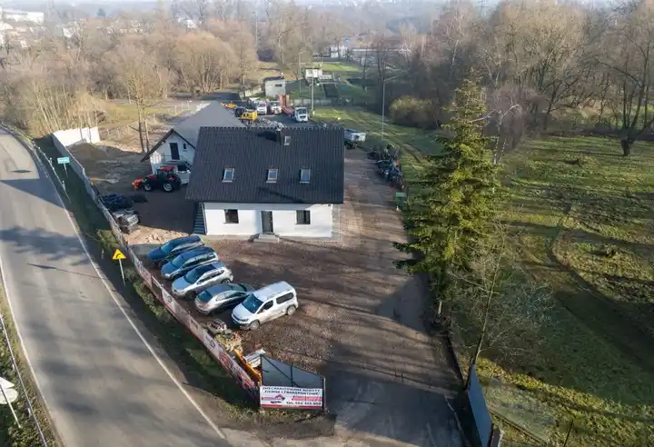 Dom wolnostojący 4 pokoje duży parking pod biuro - zdjęcie 2