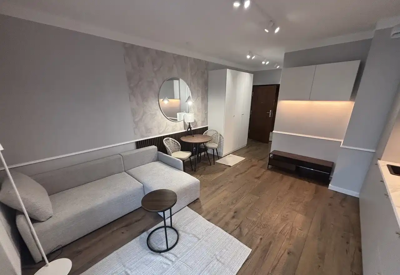 APARTAMENT w ŚRÓDMIEŚCIU! WYSOKI STANDARD Z BALKONEM! PIERWSZY NAJEMCA - zdjęcie 2