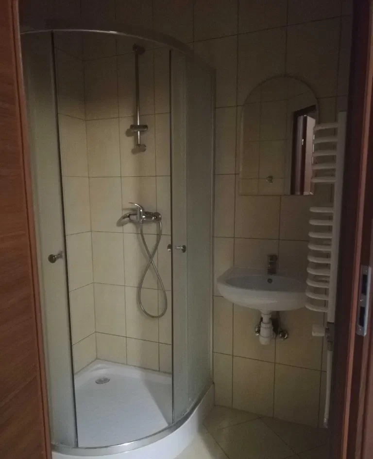 Pokój dwuosobowy z indywidualną łazienką na osiedlu Sołacz w Poznaniu - zdjęcie 6