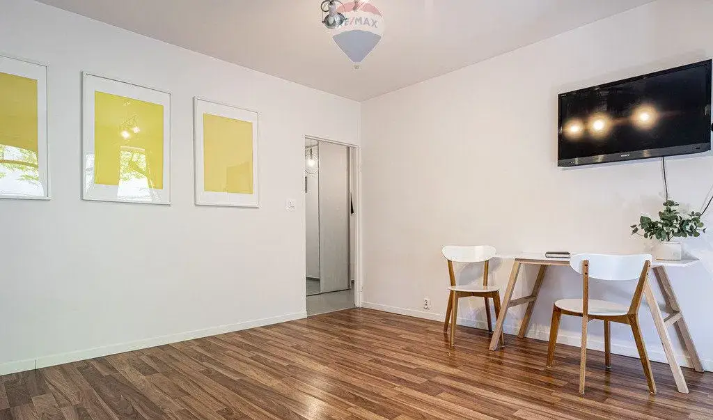 Wygodna kawalerka osobna kuchnia duży balkon - zdjęcie 9