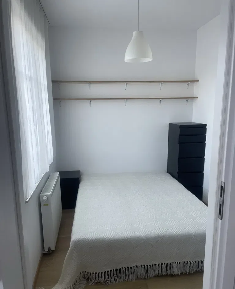 Kawalerka z osobną sypialnią, balkonem i miejscem postojowym - zdjęcie 3