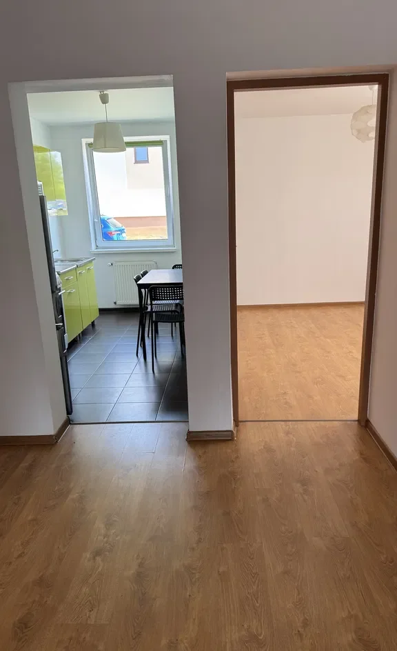 Przestronne, jasne mieszkanie 2 pokoje + kuchnia, prywatny parking - zdjęcie 4
