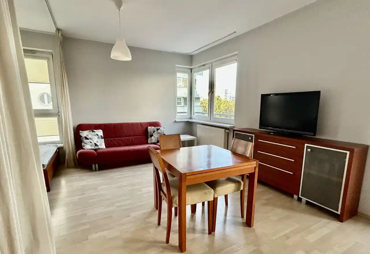 Mieszkanie 45 m² z balkonem i windą; blisko stacji kolejowej.