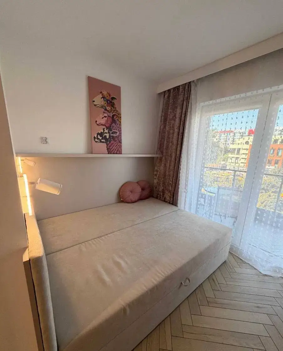 Nowoczesna kawalerka z przeszklonym balkonem - zdjęcie 7