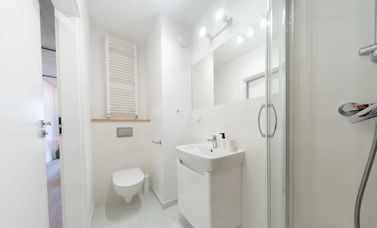 Lokal dwupoziomowy w nowoczesnym apartamentowcu - zdjęcie 6