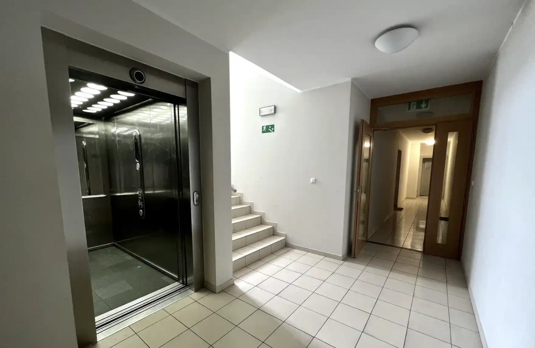 Przytulne jasne i ciche mieszkanie w centrum miasta z windą i balkonem - zdjęcie 8