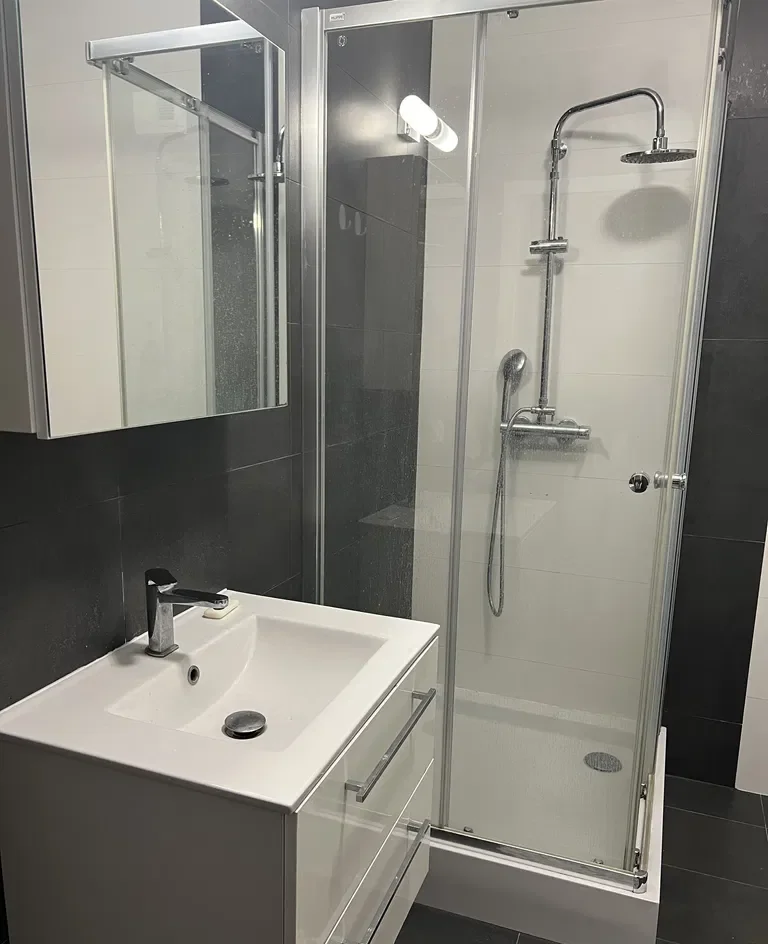 2-pokojowe w centrum w apartamentowcu z widokiem na zieleń - zdjęcie 6