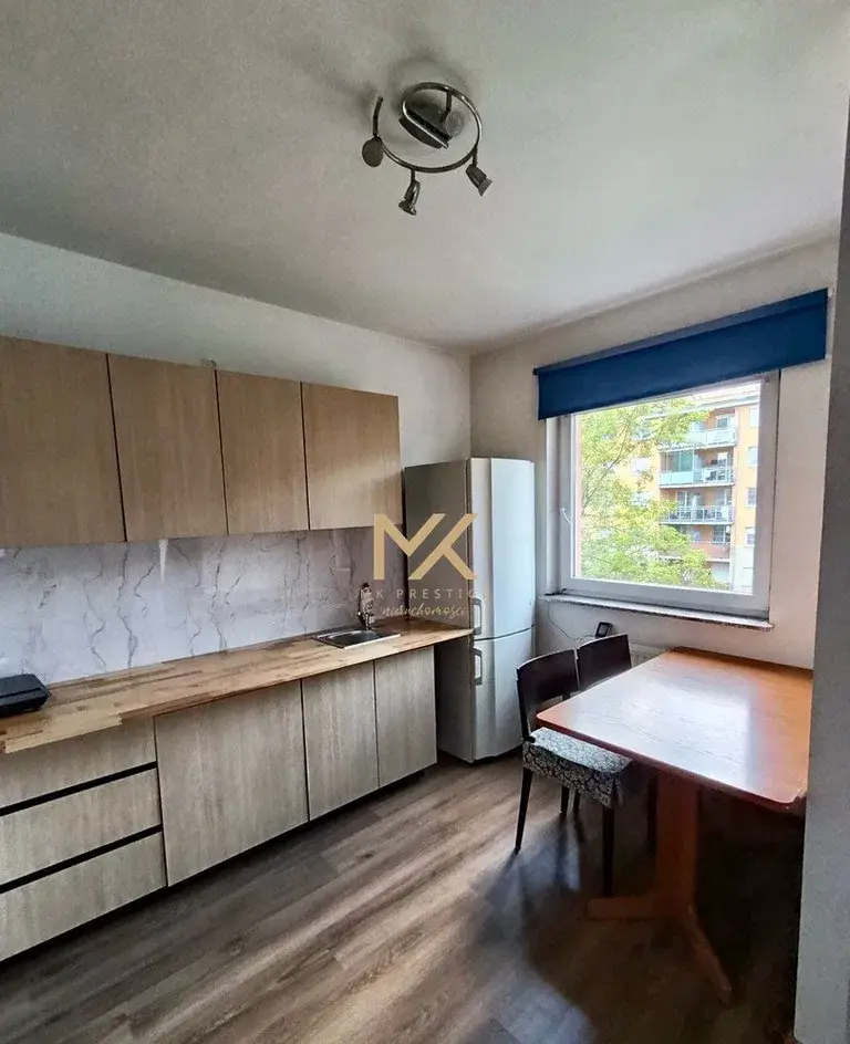 Przestronna kawalerka 40 m² z balkonem, garażem i komórką - zdjęcie 3