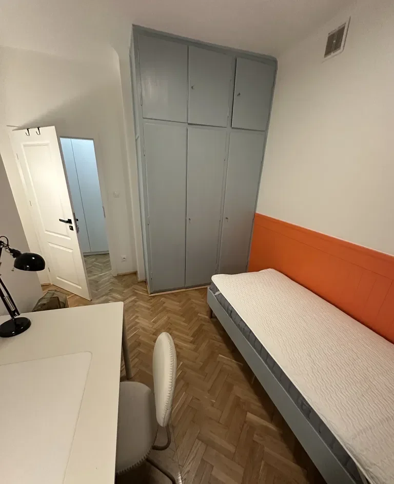 POKÓJ W CENTRUM STAREGO MIASTA W 4 OSOBOWYM MIESZKANIU - zdjęcie 2