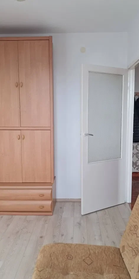 Słoneczny pokój w mieszkaniu dwupokojowym - zdjęcie 4