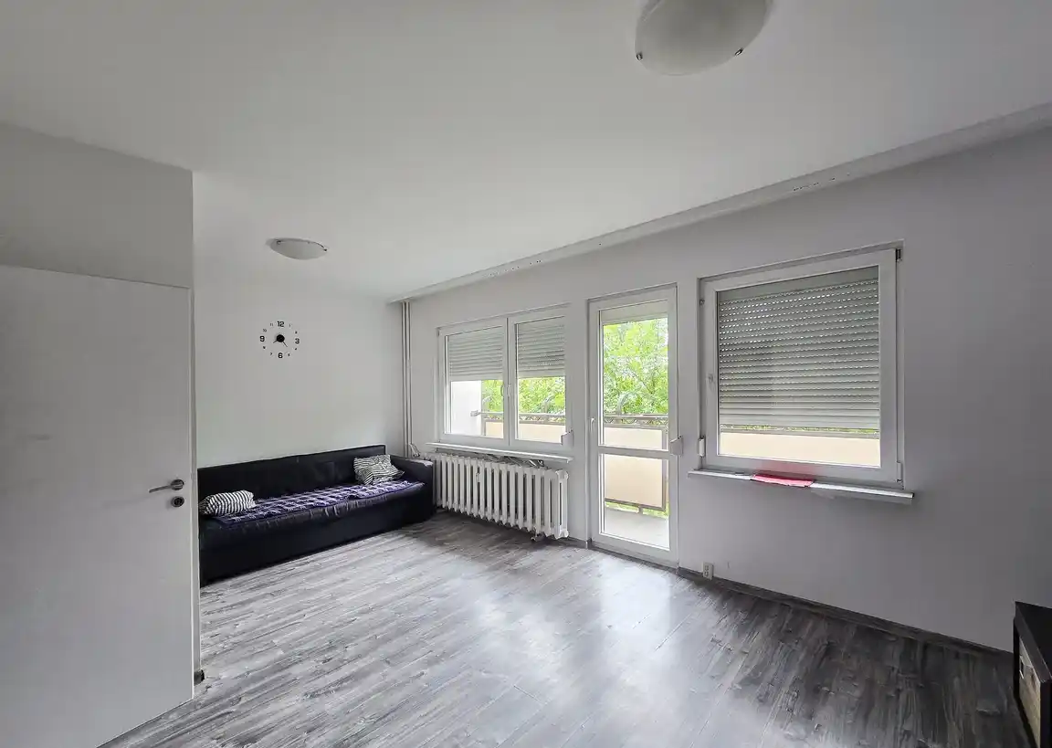 1 Maja, blok, 2 duże pokoje z balkonem