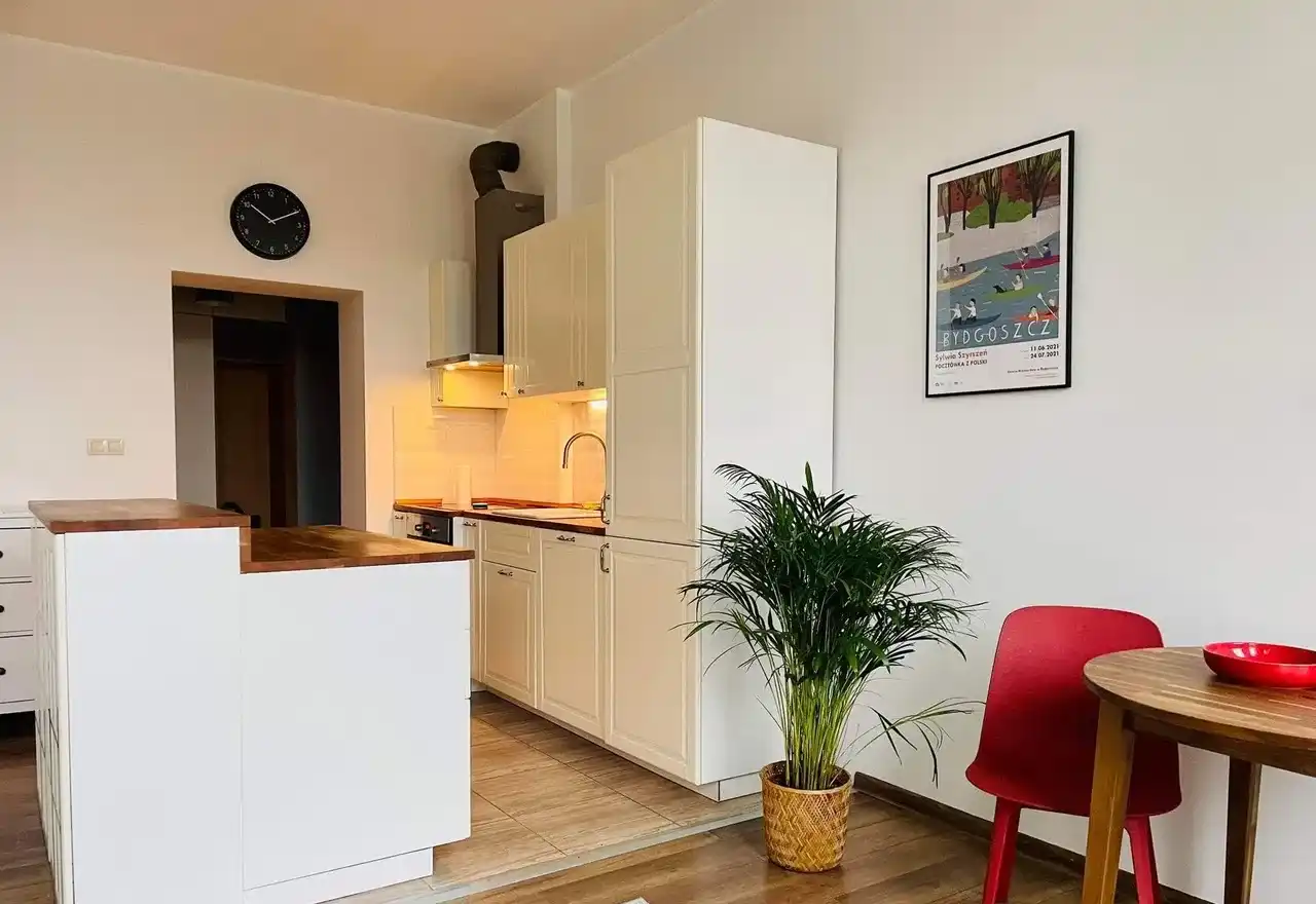 Dwupokojowe mieszkanie z balkonem w centrum - zdjęcie 2