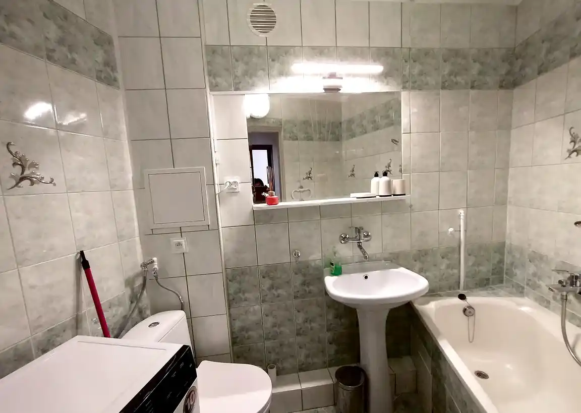 Przestronna kawalerka w doskonałej lokalizacji gotowa do zamieszkania! - zdjęcie 6