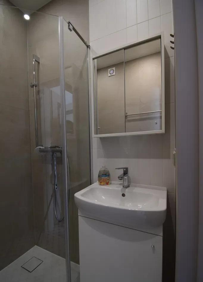 Komfortowa, świeżo wyremontowana kawalerka w centrum – 25 m² - zdjęcie 8