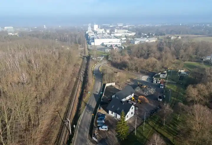 Dom wolnostojący 4 pokoje duży parking pod biuro - zdjęcie 3