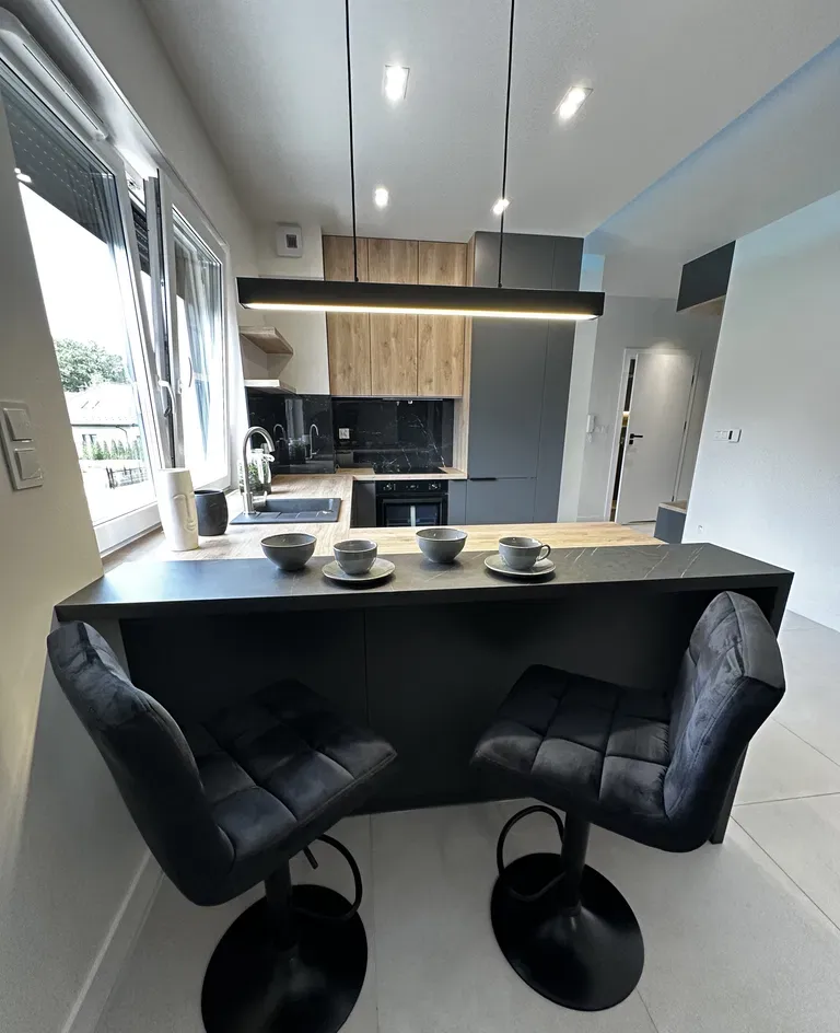 Apartament 2 pokoje z widokiem na góry.