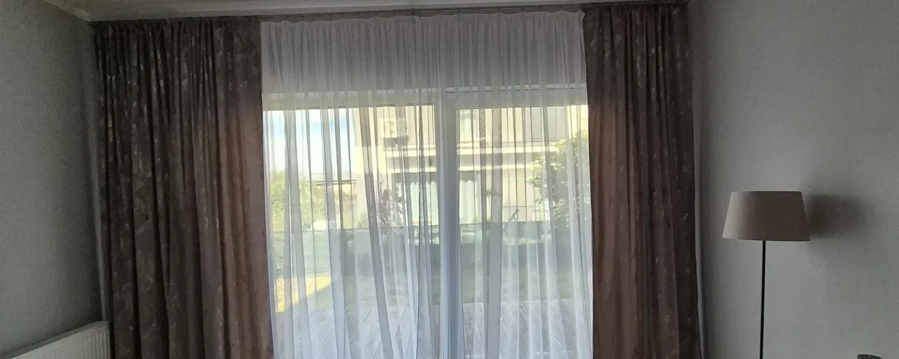 Bliźniak z garażem i umeblowaniem pod miastem - zdjęcie 6