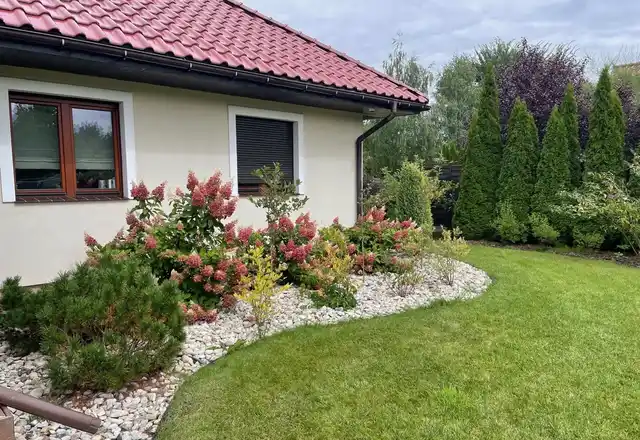 Wolnostojący dom z garażem w spokojnej okolicy - zdjęcie 4