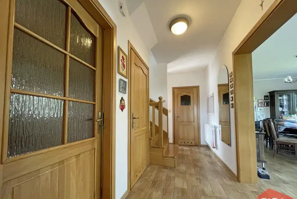 Wygodny dom z dużym ogrodem i garażem - zdjęcie 8