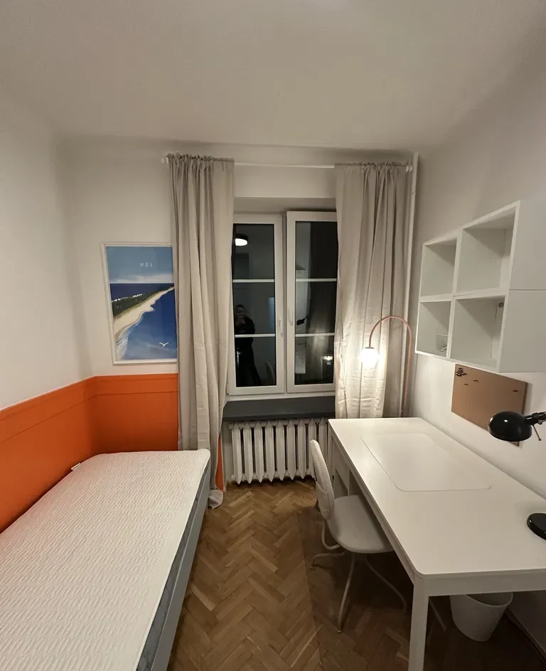 POKÓJ W CENTRUM STAREGO MIASTA W 4 OSOBOWYM MIESZKANIU