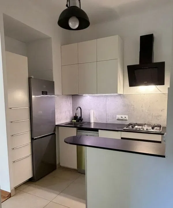 Urokliwy dom 70m² z garażem, w centrum Komorowa - zdjęcie 8