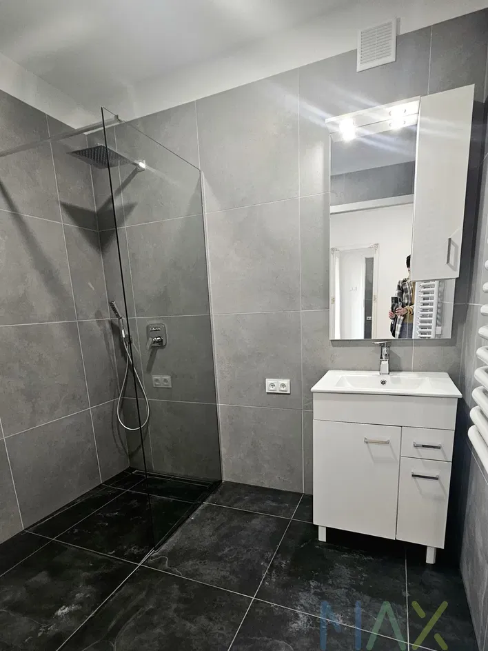 Swieżo wyremontowane 2 pokoje z dużym balkonem - zdjęcie 4