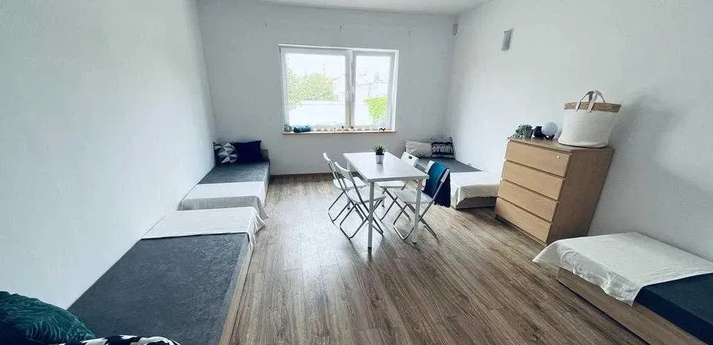 Dom z pełnym wyposażeniem / 10 pokoi / 3 łazienki / 2 kuchnie / pracownicy - zdjęcie 5