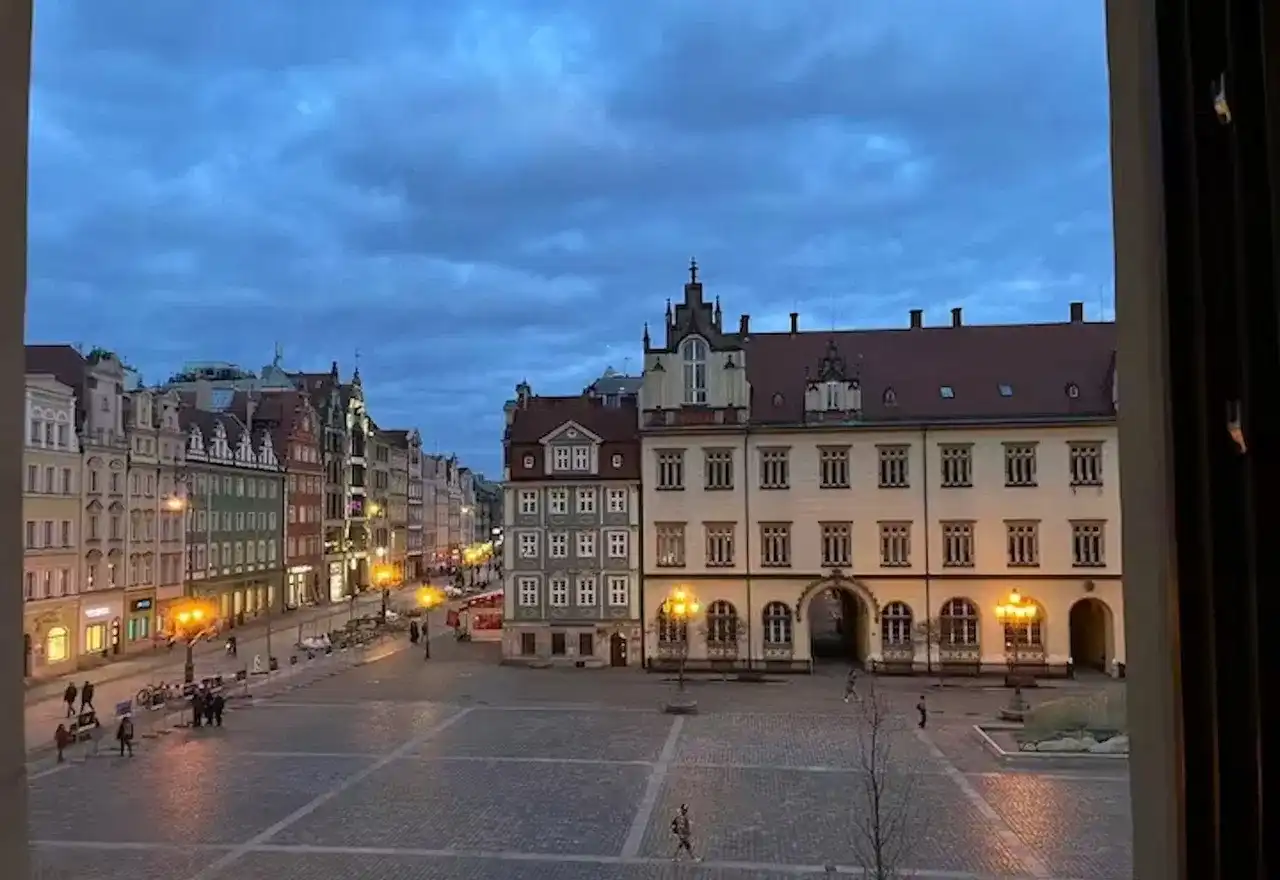 Stylowe mieszkanie przy Rynku we Wrocławiu - zdjęcie 2