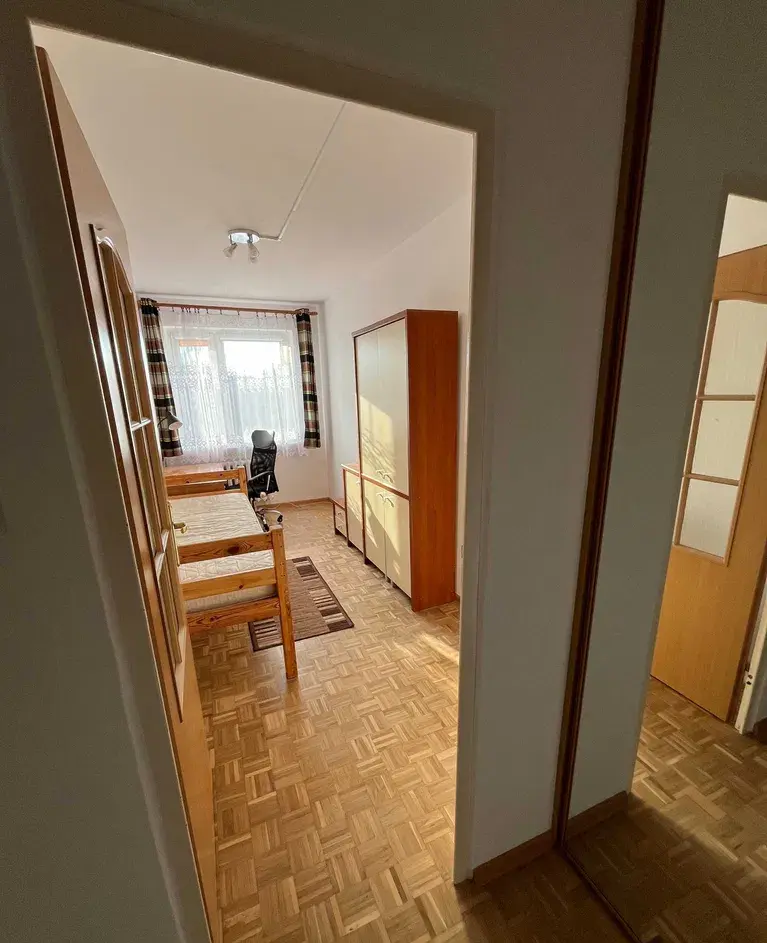 Duży pokój z garderobą na poznańskim Grunwaldzie; spokojnie, cicho i zielono - świetnie skomunikowana lokalizacja!