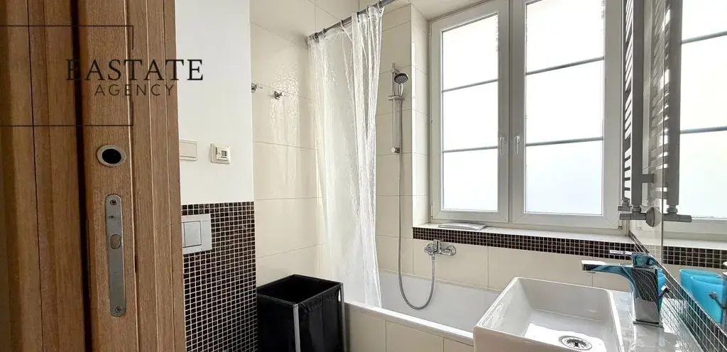 Elegancki apartament przy Krakowskim Przedmieściu - zdjęcie 4