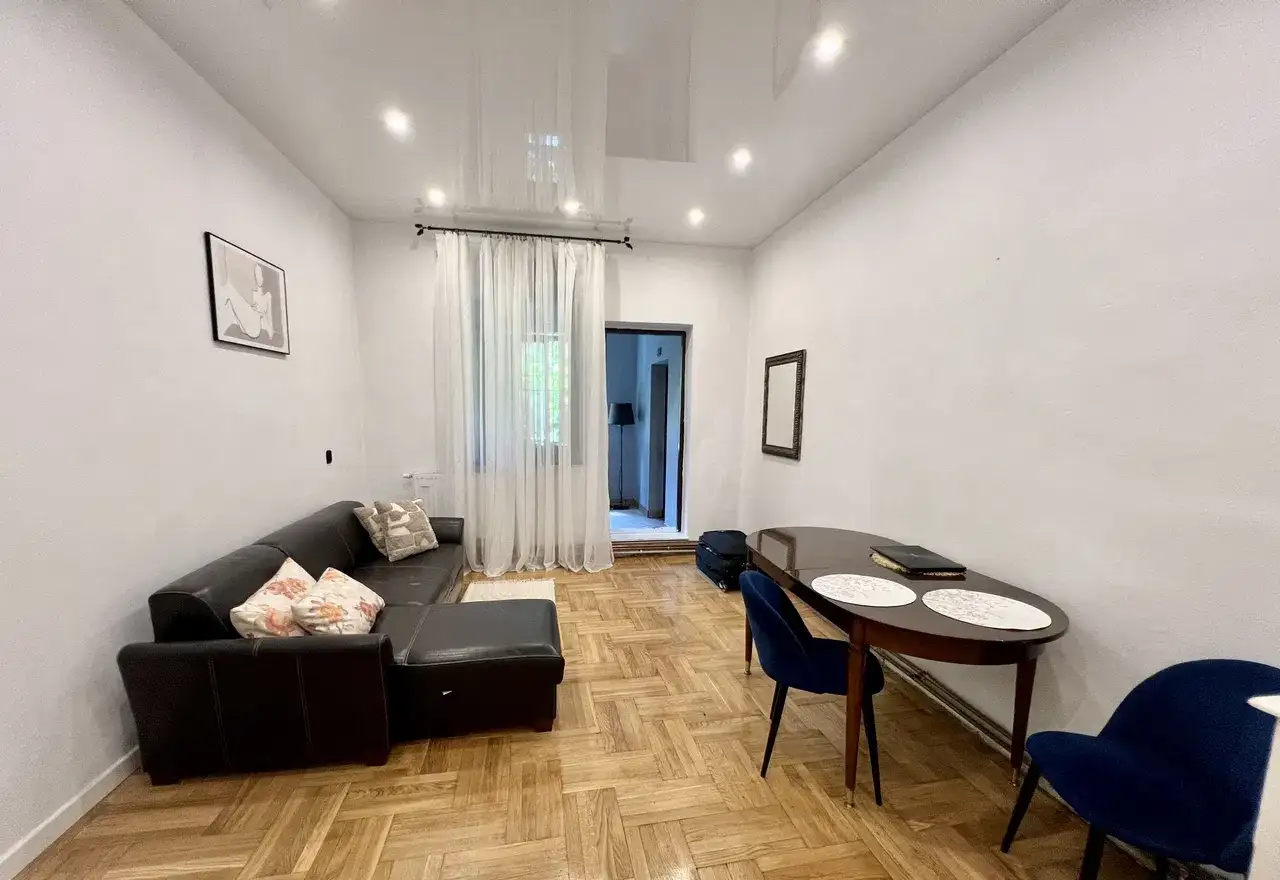 Przestronne 2 pokoje w domku, parking, duży ogród, blisko METRA