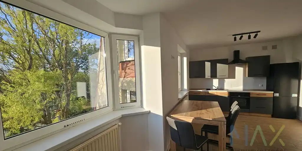 Swieżo wyremontowane 2 pokoje z dużym balkonem - zdjęcie 9