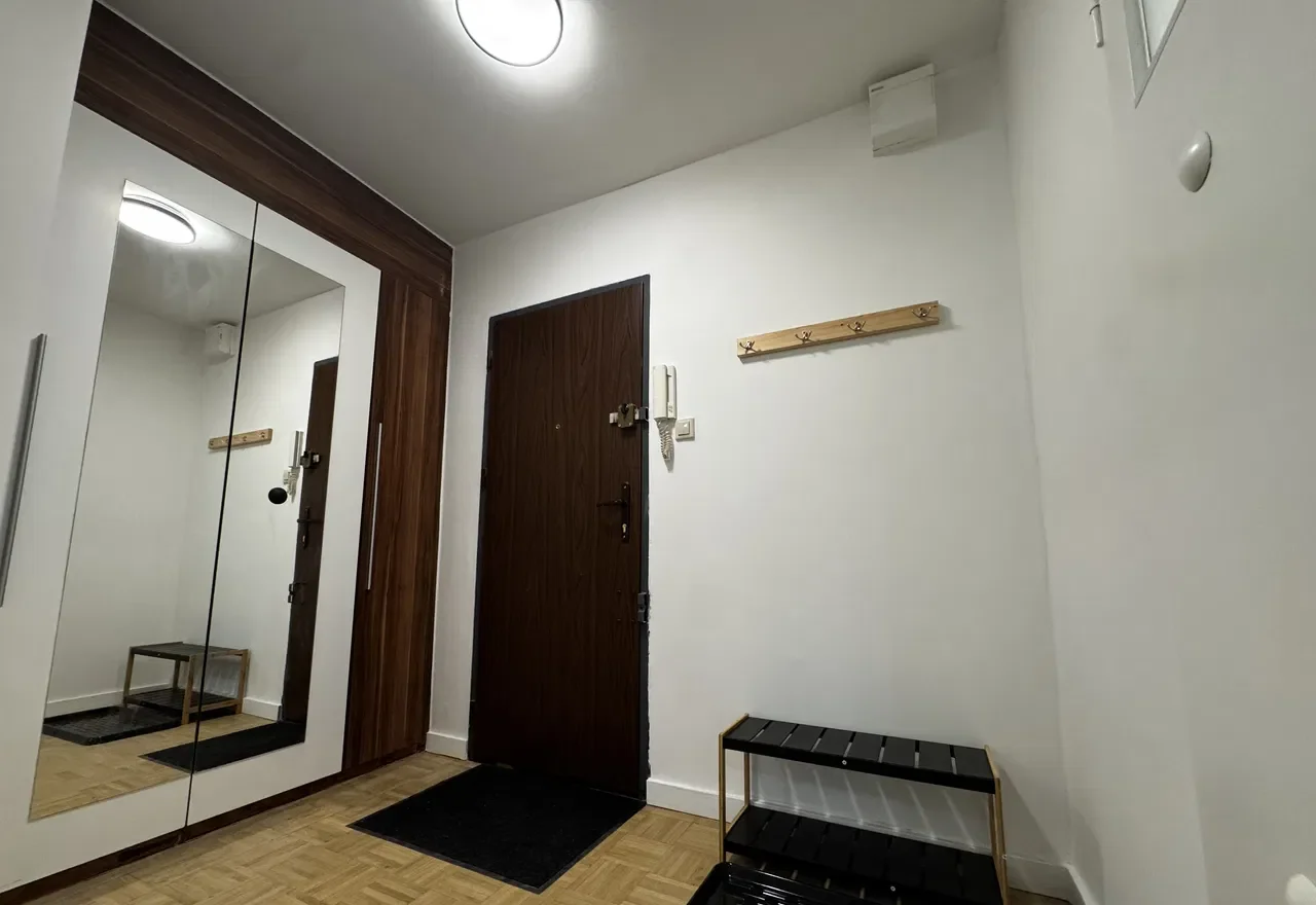 Małe mieszkanie z aneksem sypialnym, oddzielną kuchnią i łazienką - zdjęcie 6