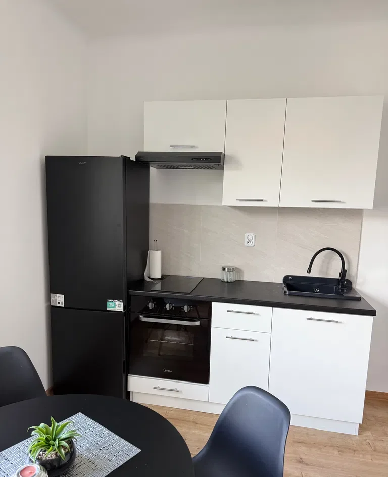 Kawalerka w centrum z garderobą - zdjęcie 2