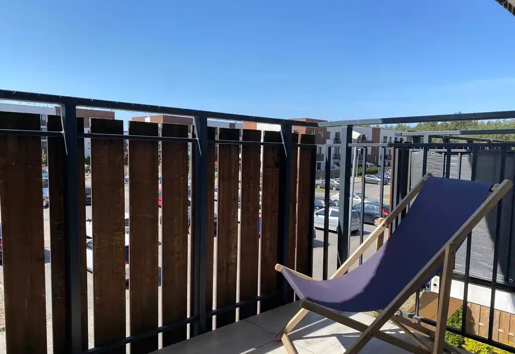 Kawalerka z balkonem w pobliżu lasu - zdjęcie 4