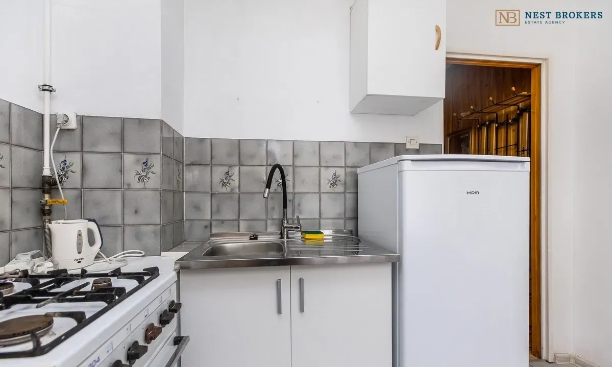 Dobrze skomunikowana Kawalerka z oddzielną kuchnia - zdjęcie 9