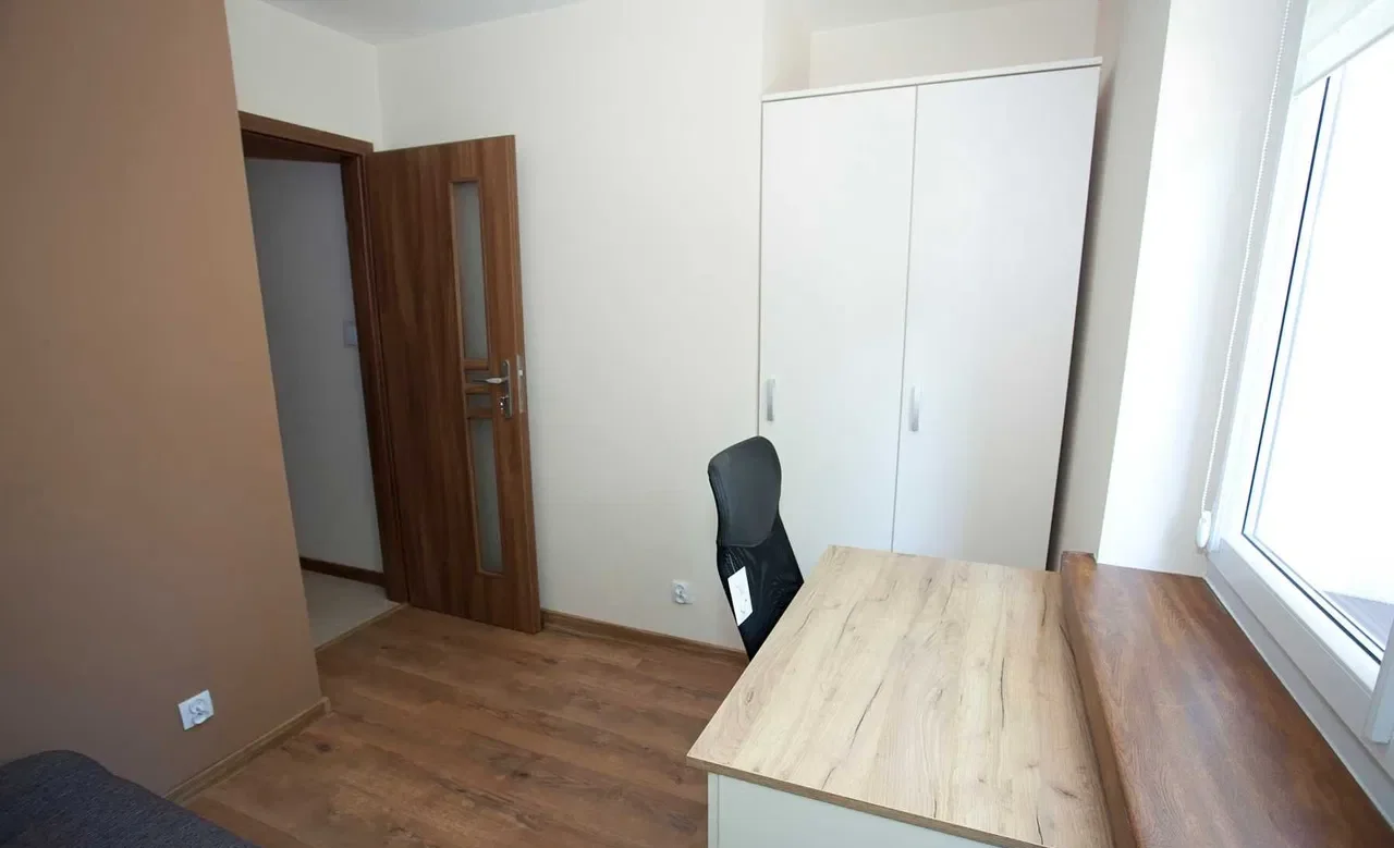 KOMFORTOWY pokój w CENTRUM dla młodej osoby w BARDZO DOBRYM STANDARDZIE, spokój i zieleń za oknem - zdjęcie 2