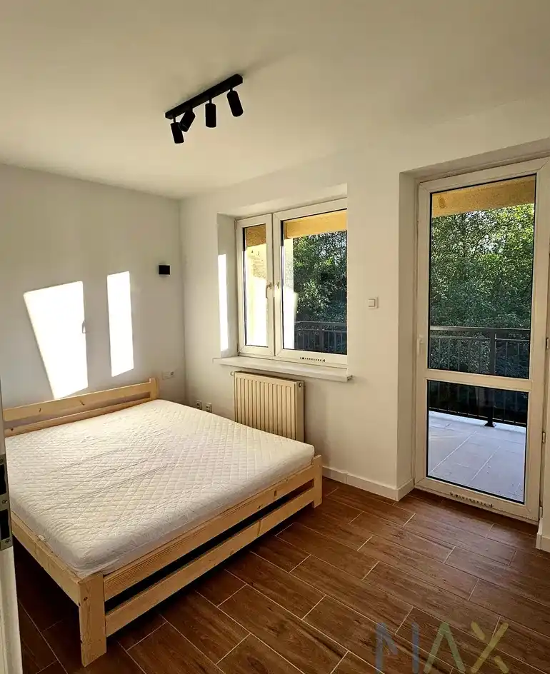 Swieżo wyremontowane 2 pokoje z dużym balkonem - zdjęcie 2