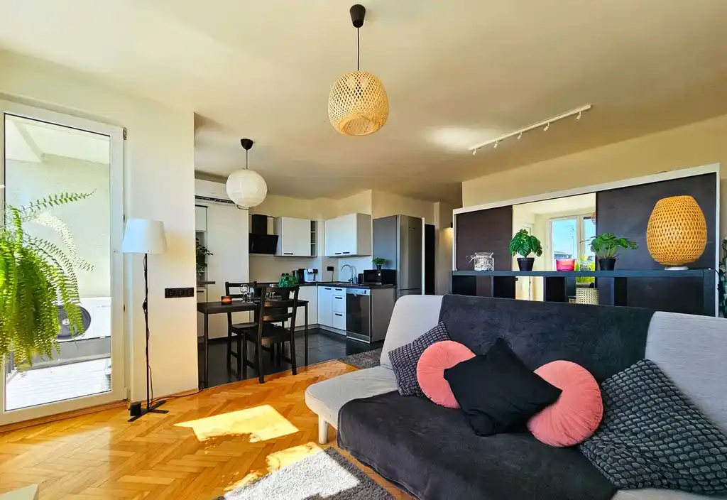 Klimatyzowana kawalerka z balkonem — Katowice Centrum, 30 m², 2 minuty od Mariackiej