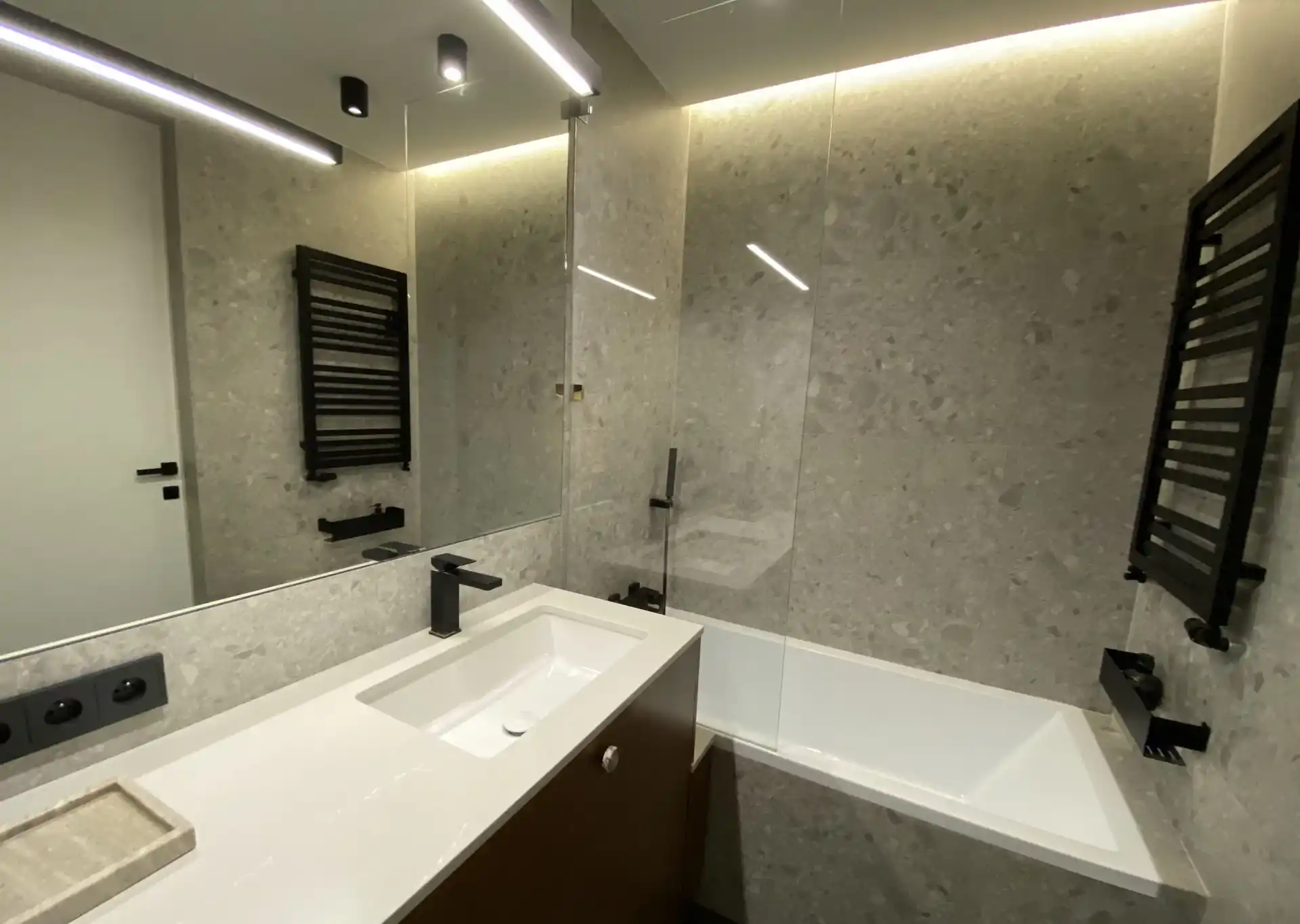 3 pok , wysoki standard, 10m do centrum, balkon , garaż, duży salon - zdjęcie 3