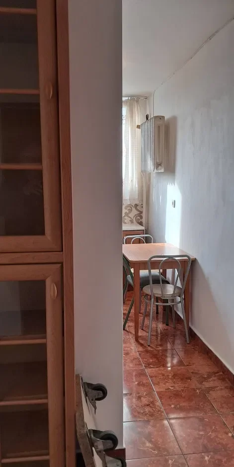 Słoneczny pokój w mieszkaniu dwupokojowym - zdjęcie 5